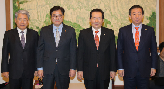 국회의장·3당 원내대표 회동      정세균 국회의장과 여·야 3당 원내대표가 19일 오전 국회의장실에서 회동하기 전 포즈를 취하고 있다. 왼쪽부터 바른미래당 김동철 원내대표, 더불어민주당 우원식 원내대표, 정세균 국회의장, 자유한국당 김성태 원내대표. 2018.2.19